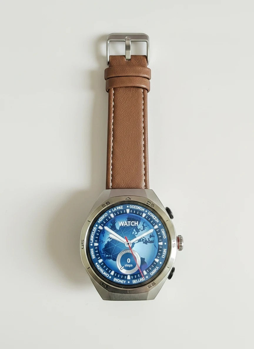 Raftec reloj inteligente con esfera de mapa mundial azul, caja plateada y correa de cuero marrón. Muestra la hora y pasos.