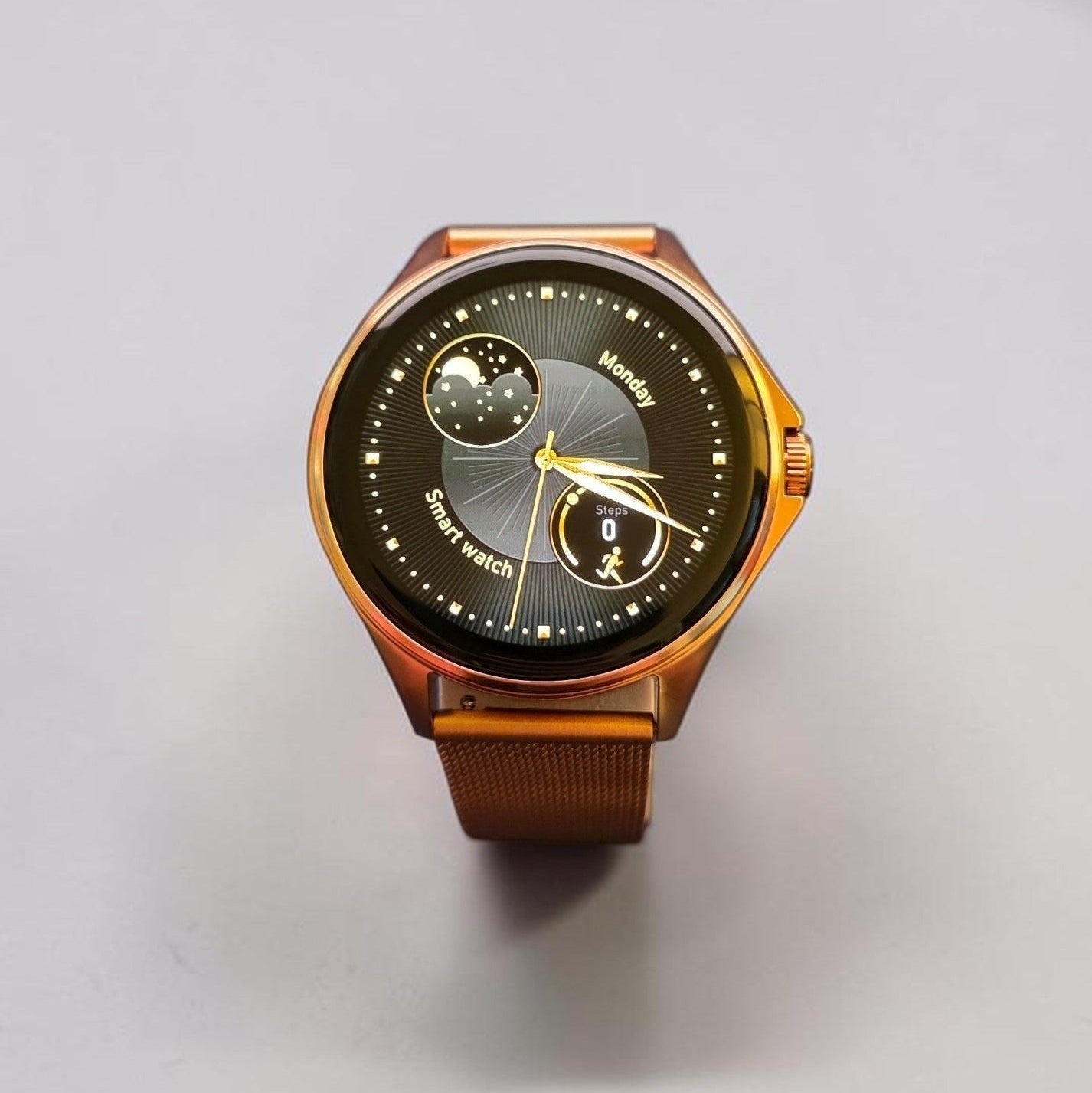 Reloj inteligente Raftec en oro rosa con pantalla circular y correa de malla metálica elegante sobre fondo oscuro