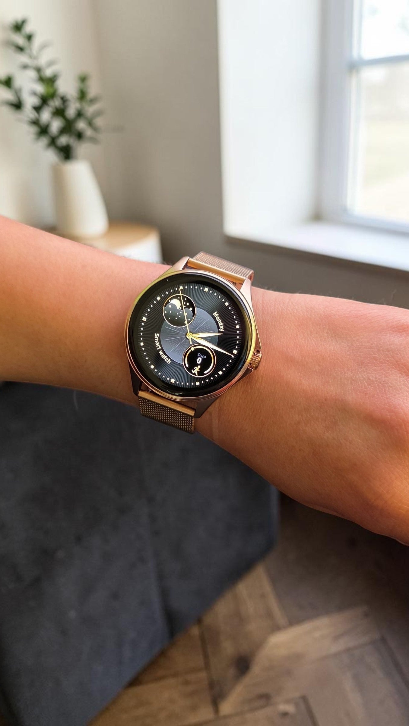Reloj inteligente Raftec en oro rosa con pantalla circular y correa de malla metálica elegante en la muñeca