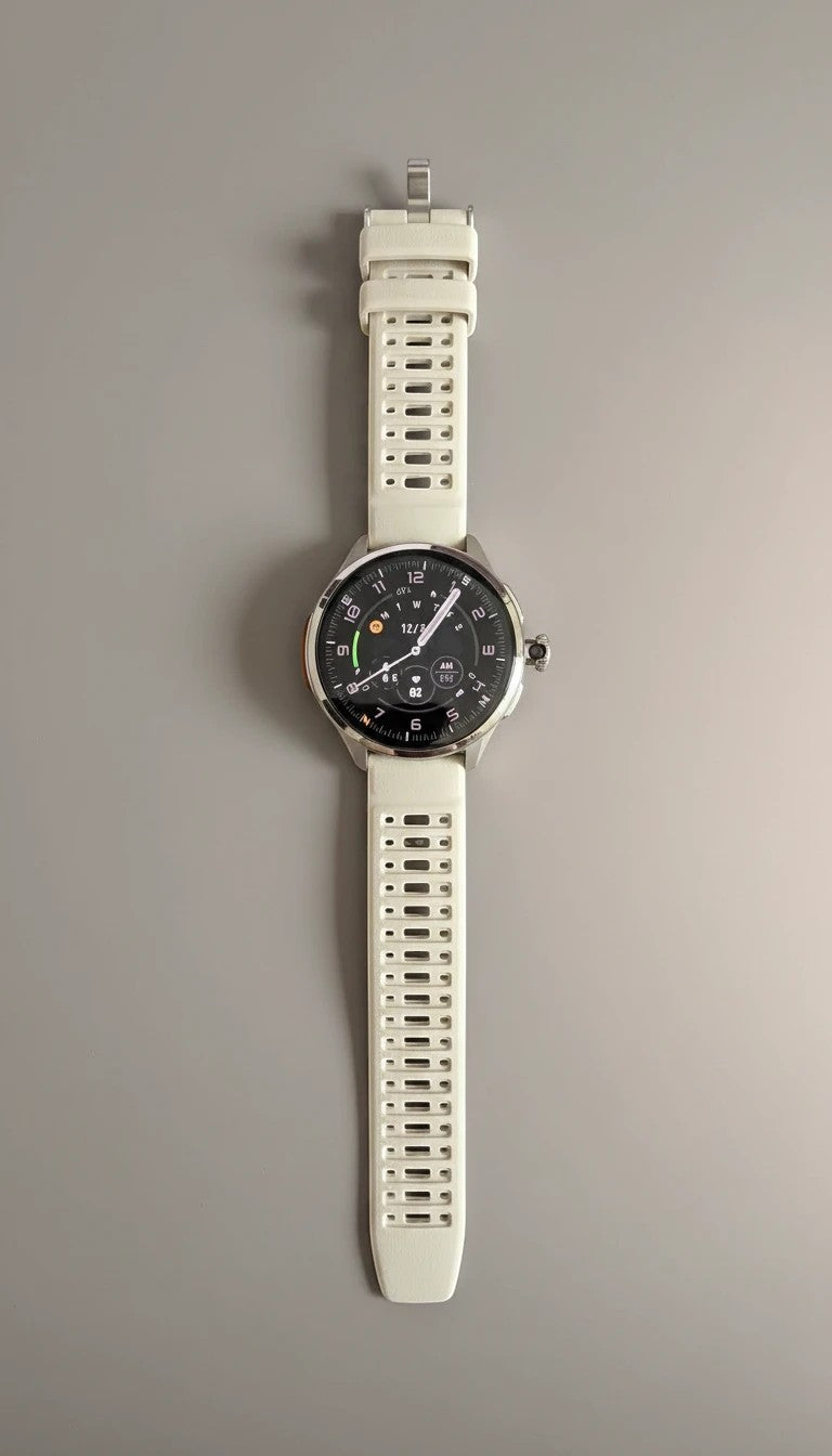 Raftec smartwatch con correa de silicona beige y pantalla digital a todo color. Ideal para un estilo de vida activo.