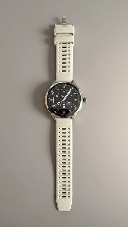 Raftec smartwatch con correa de silicona beige y pantalla digital a todo color. Ideal para un estilo de vida activo.