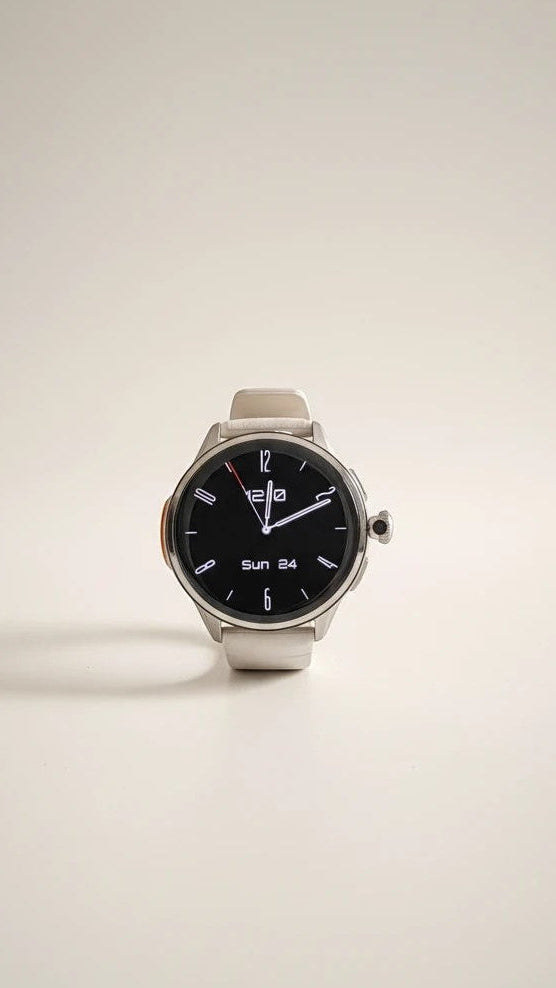 Raftec smartwatch con pantalla digital negra y correa de silicona beige. Caja metálica pulida y diseño moderno.