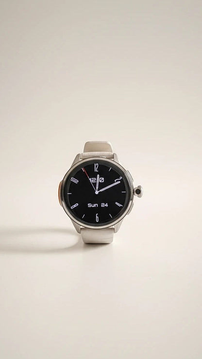 Raftec smartwatch con pantalla digital negra y correa de silicona beige. Caja metálica pulida y diseño moderno.